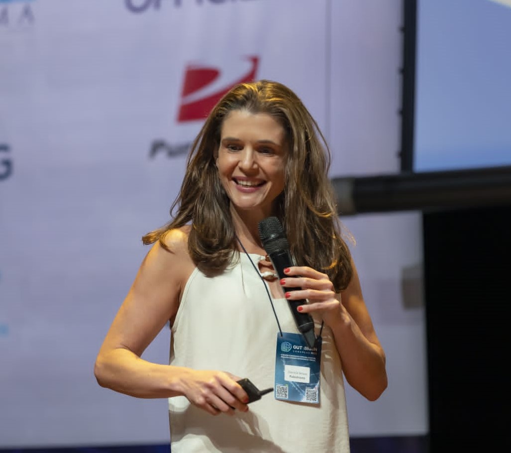 Daniela Seixas palestrando em congresso científico